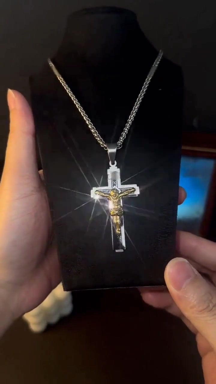 Zartes, zeitloses Kreuz-Halsband