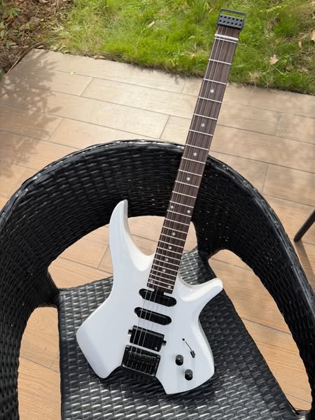 HLX-500 Chitarra elettrica senza paletta
