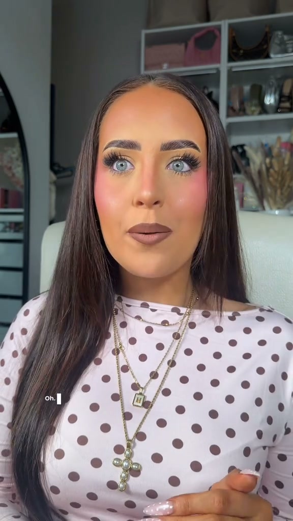 Anúncio de Plouise Makeup Academy