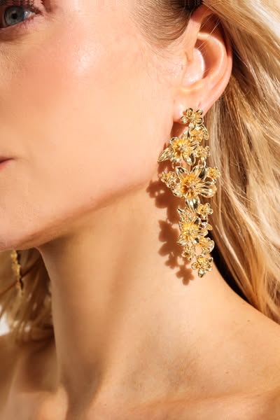 https://jardinvue.com/products/gold-floral-metal-stud-earrings?sku=18064562133476248184990455&sl_source_ad_id=%7B%7Bad.id%7D%7D&sl_source_ad