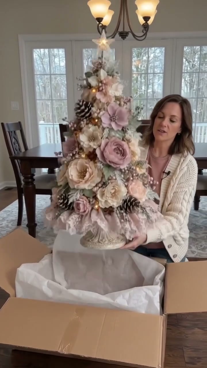 SCONTO DEL 50% - Albero di Natale da tavolo con decorazioni floreali color cipria già pronto – Decorazione natalizia romantica senza fi