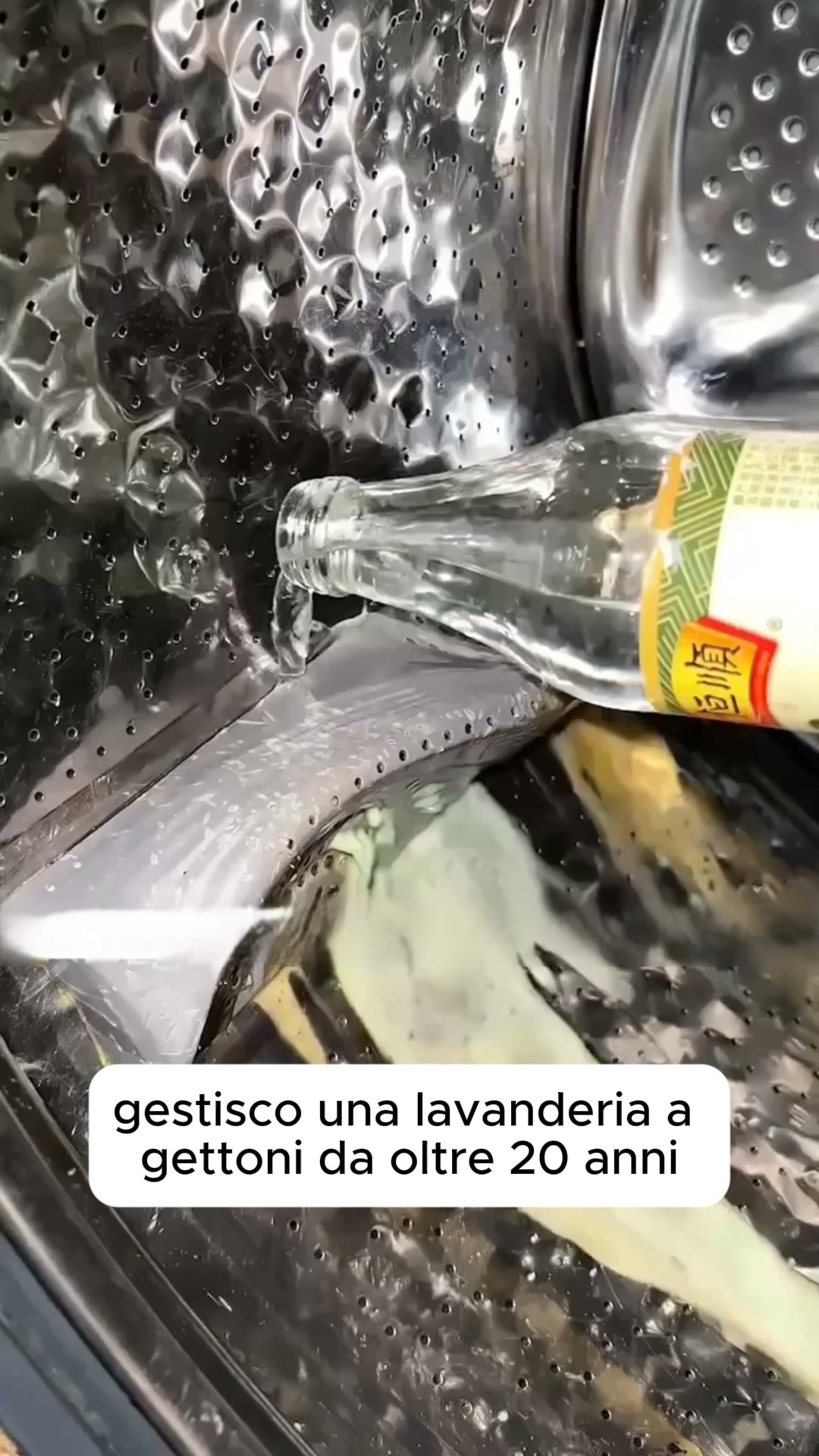 Se il bucato ha ancora un odore sgradevole dopo aver pulito la lavatrice... ecco la spiegazione