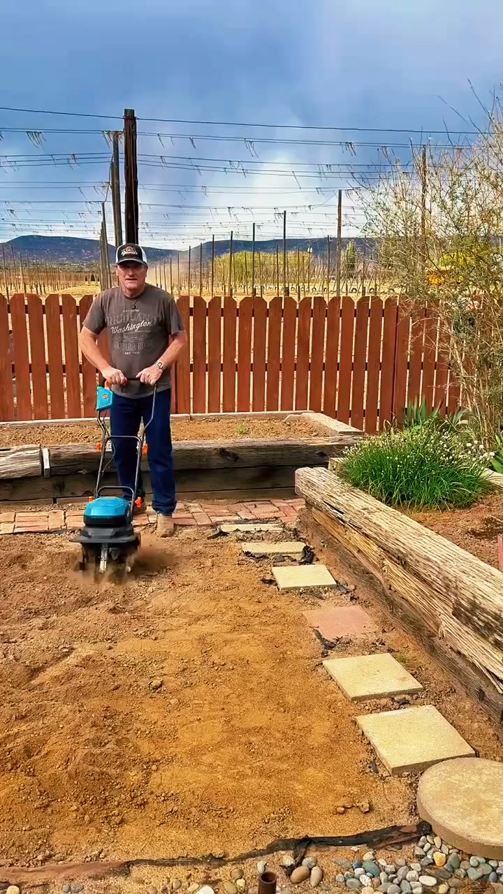40V high-power cordless tiller.