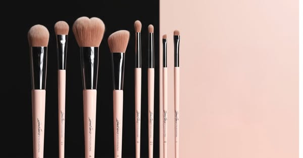 O que quase ninguém lhe diz sobre maquilhagem Não é sobre ter mais produtos. É sobre saber aplicá-los.