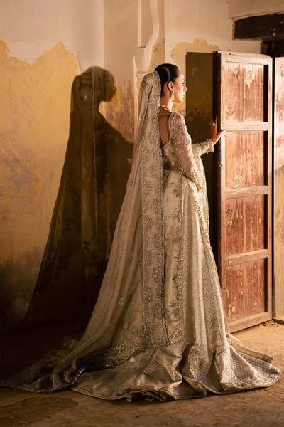 Discover Liyana Neue's Edit Online