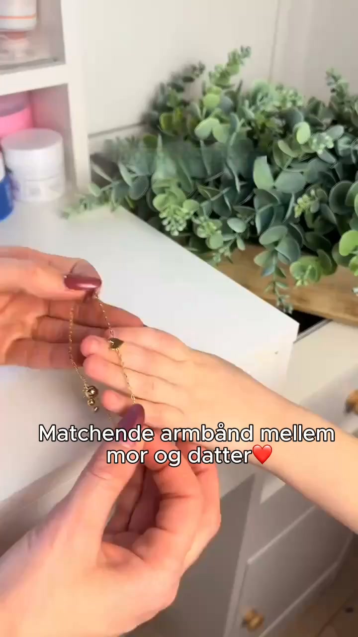 Et armbånd til dig, et til hende