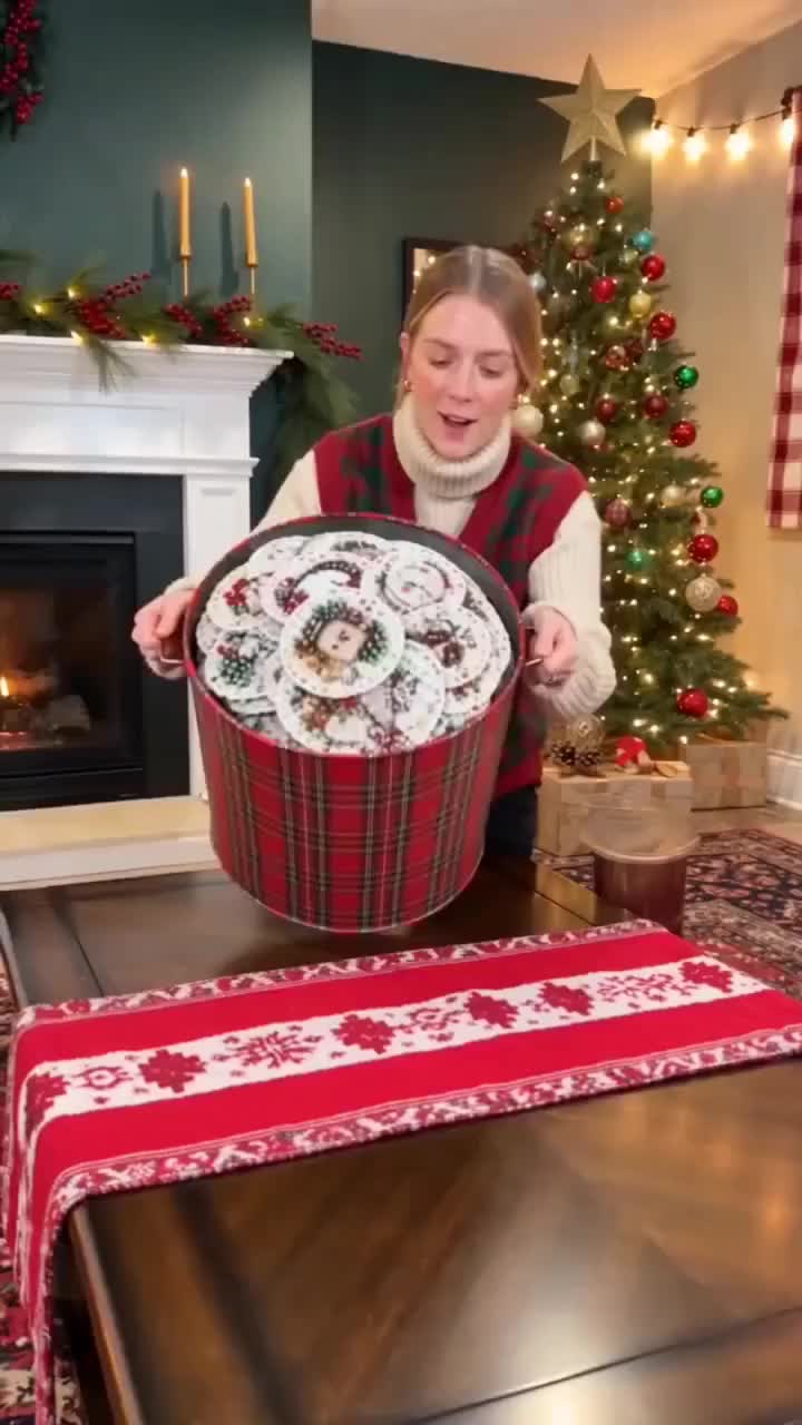 Aus kleinen Steinchen wird festlicher Weihnachtsschmuck.