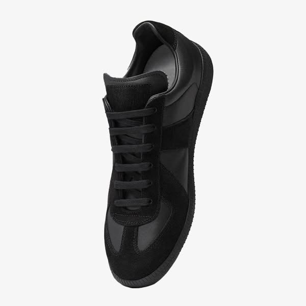 Pure Black Sneakers Designed for Everyday Precision