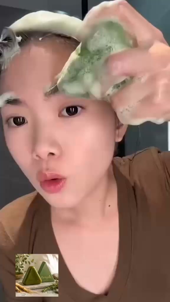 Detergi il cuoio capelluto. Rinnova i tuoi capelli.