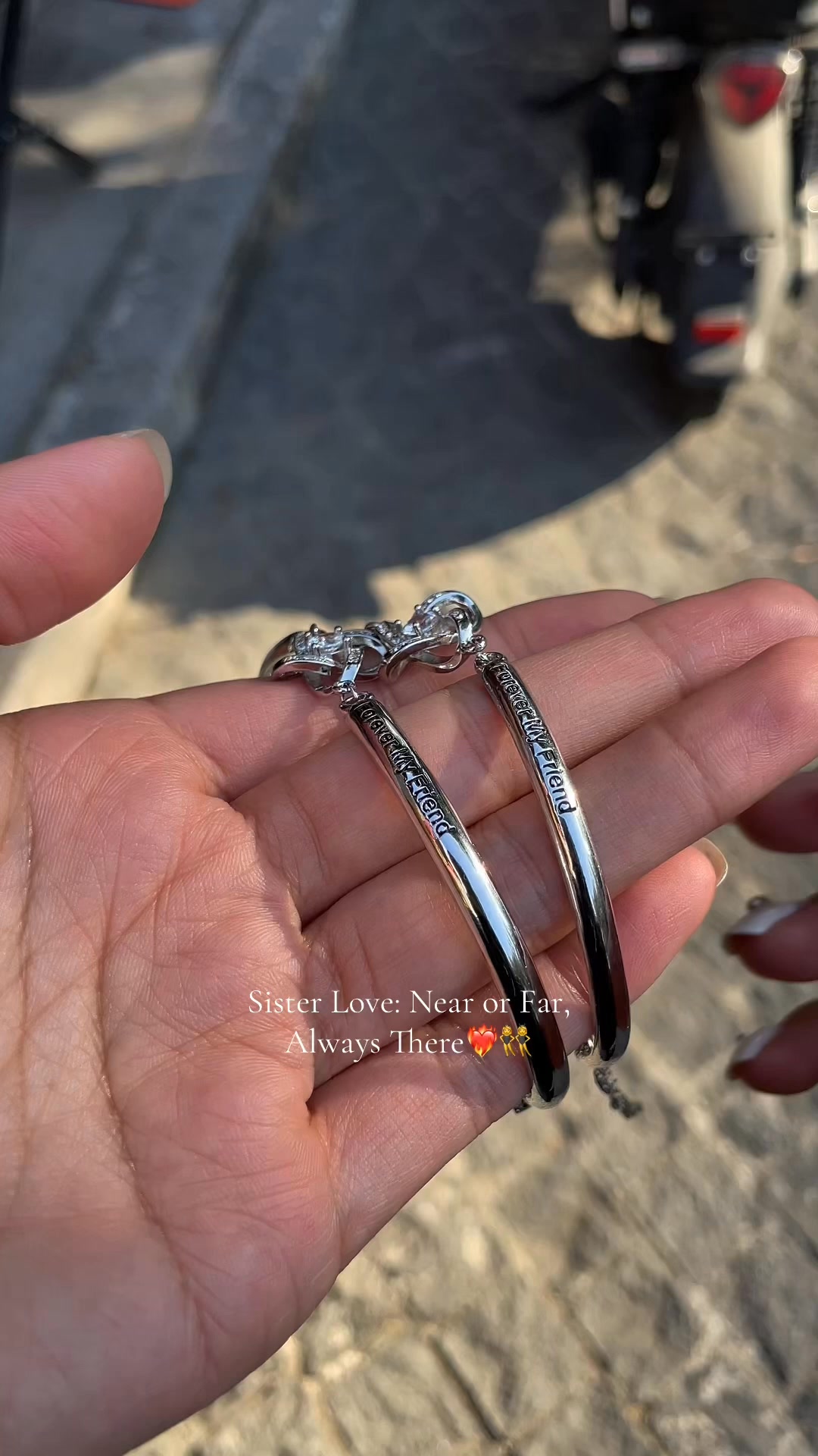 A Bracelet That Celebrates Your Unbreakable Friendship The Lucky Fou