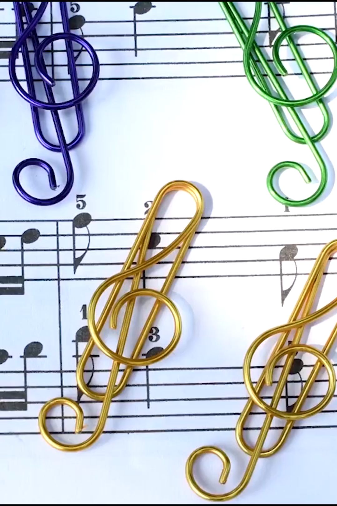 Music multicoloured metal paper clips