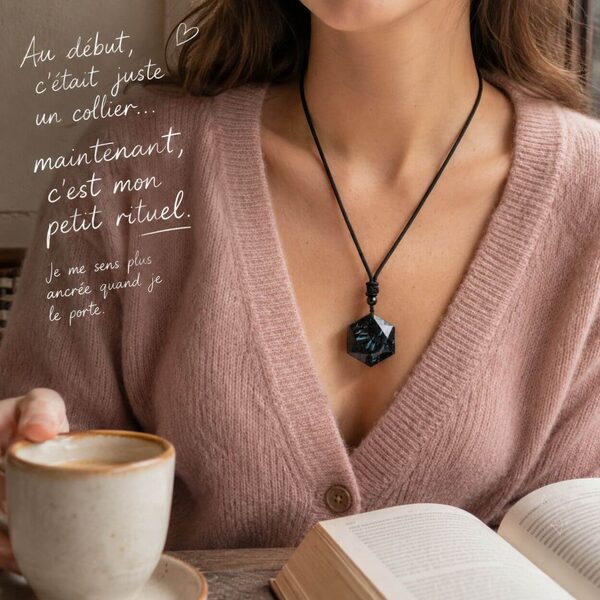 Le collier que je remets sans y penser