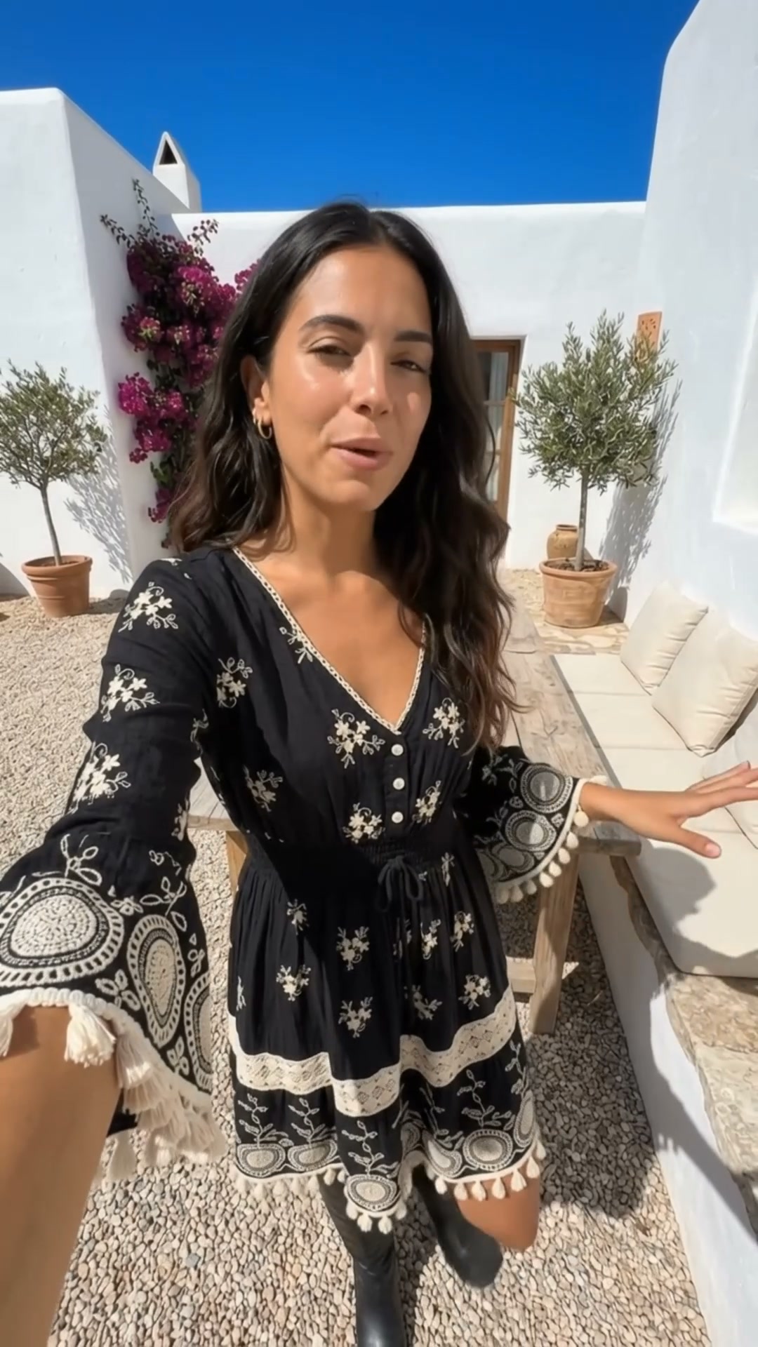 El vestido negro que se nota en el detalle