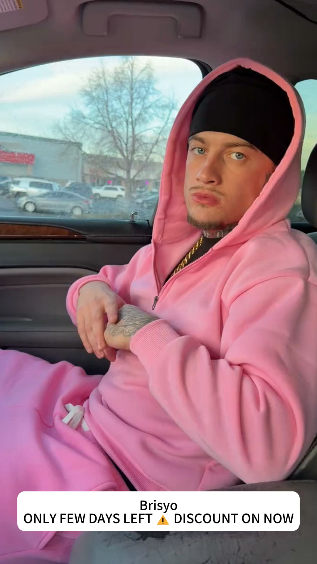 Get this hoodie and sweatpants set now while it’s 50% OFF