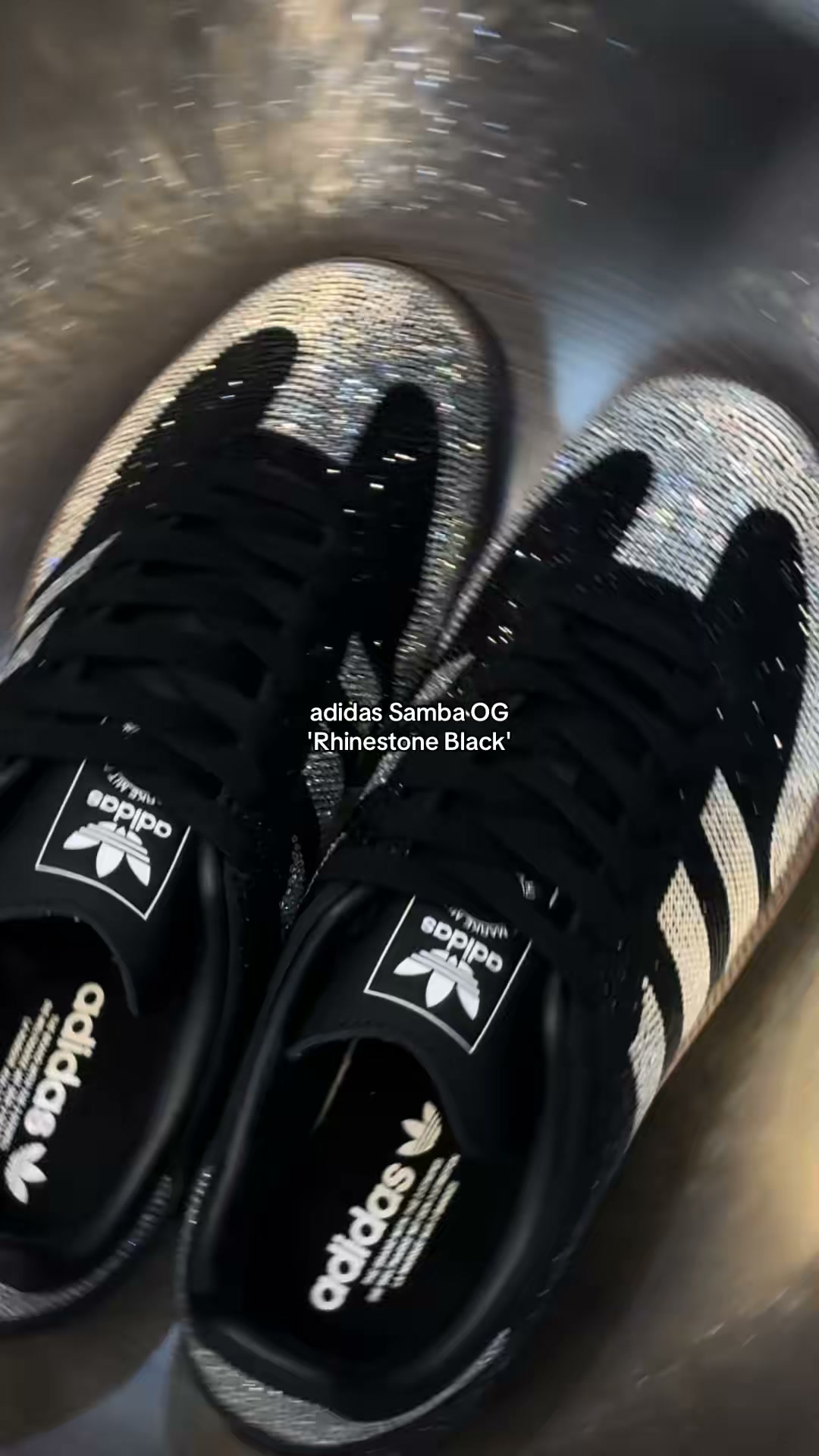 Samba OG "Rhinestone" – Smuk & skinnende model
