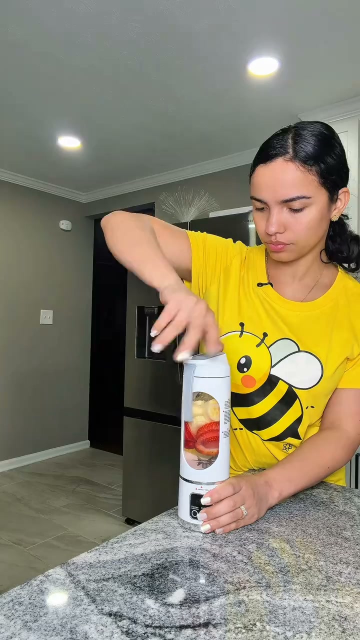 Portable, rechargeable mini blender (suitable for fruit, vegetables, etc.)—enjoy smoothies anytime, anywhere. Perfect for travel, back-to-sc