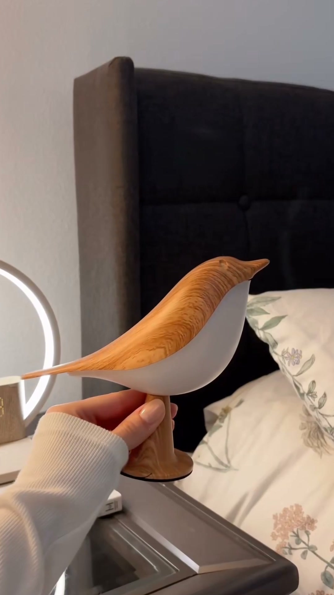 Ett tryck på huvudet. Sen lyser den.