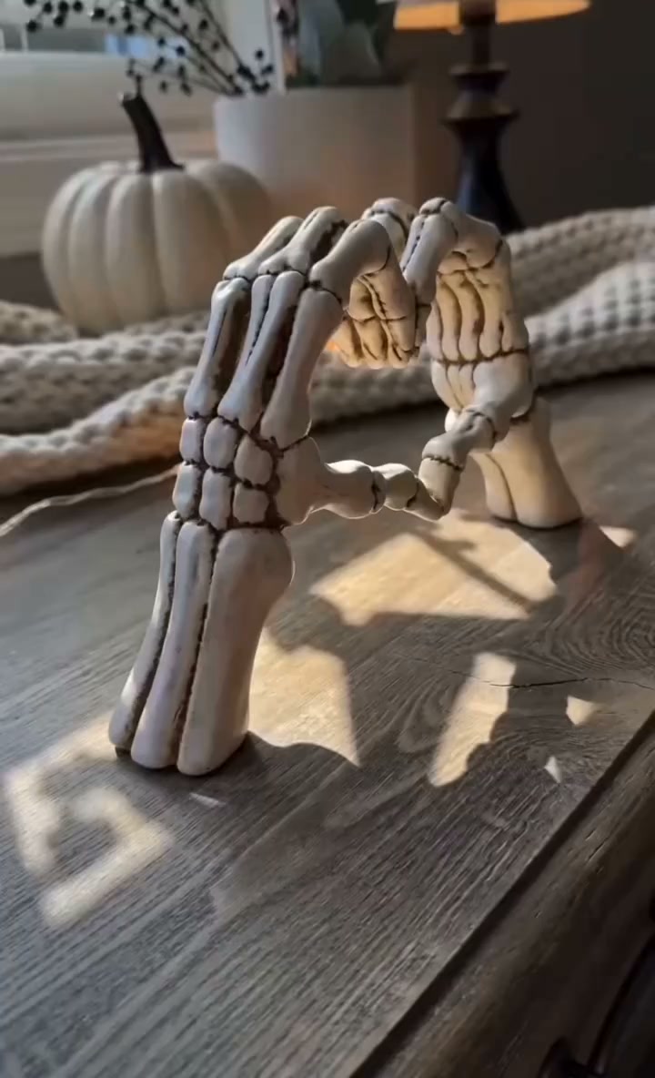 Skeleton Figurine – Gothic Heart Hand Gesture, Spooky Desk & Shelf Decor