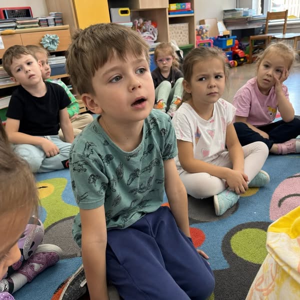 Mon fils a commencé à parler plus doucement. Pas parce qu'il est timide. Parce qu'il sait qu'on ne le comprend pas.