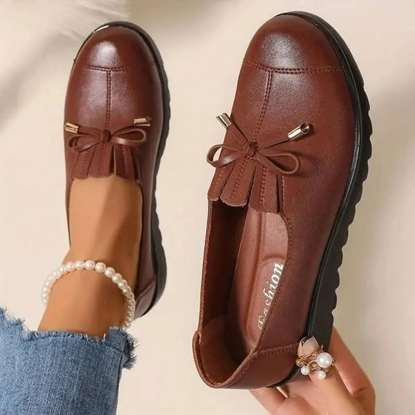 Fini les mocassins qui font mal après quelques heures. IRÈNE offre une semelle confortable, plus d’espace pour les pieds et une touche él