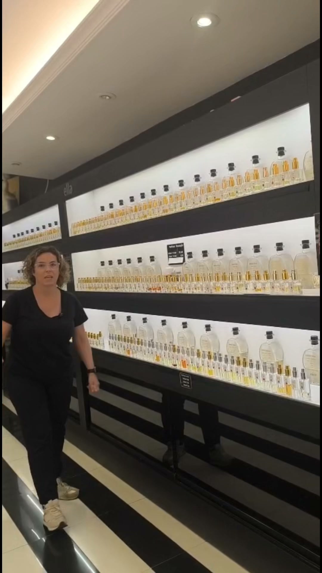 ¿Pagar 120€ por un perfume que luego no usas? ¡Duele!
Esa botella cogiendo polvo en el armario... ¡se acabó!
En meninesperfumes.com te da