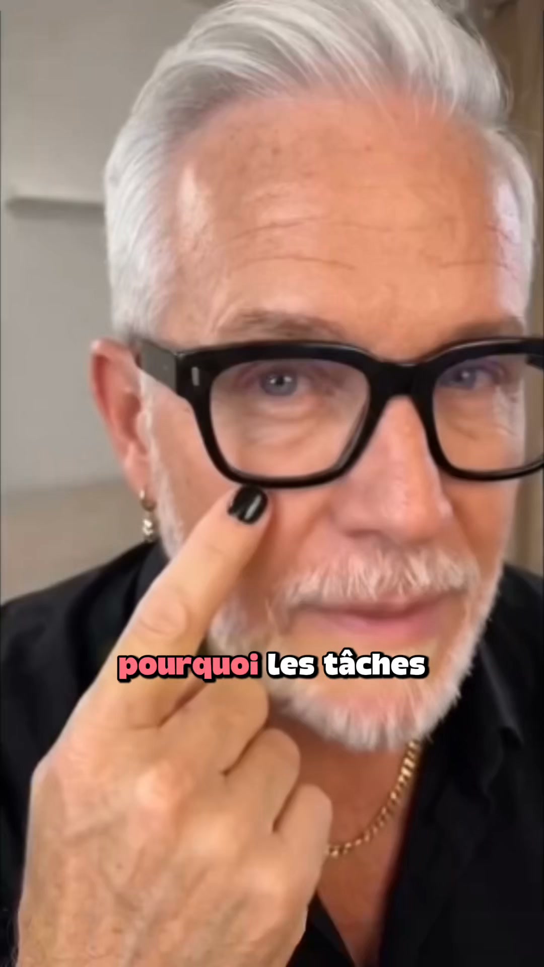 Pourquoi les taches, le teint terne et les ridules frappent-ils tous votre visage après 50 ans ? Il y a une explication vraiment toute simpl