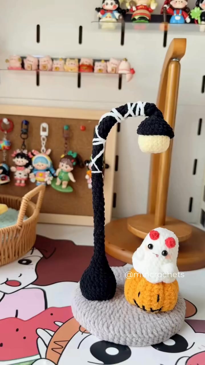 crochet your own cute ghost lamp
