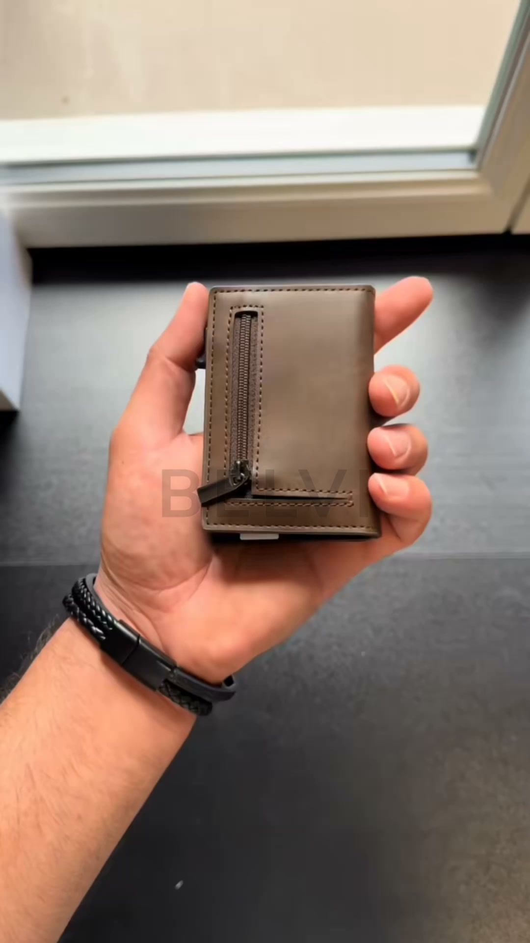 Adopte le portefeuille ultra-slim