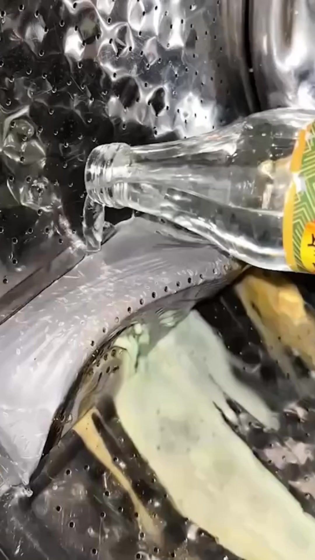 Se il bucato ha ancora un odore sgradevole dopo aver pulito la lavatrice... ecco la spiegazione
