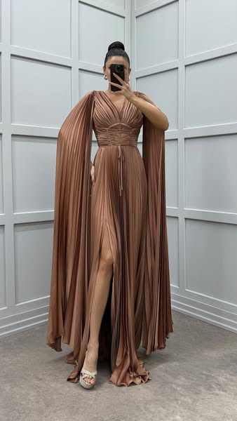 Vestido de satén plisado con detalle en la cintura color rosa empolvado €121.20
