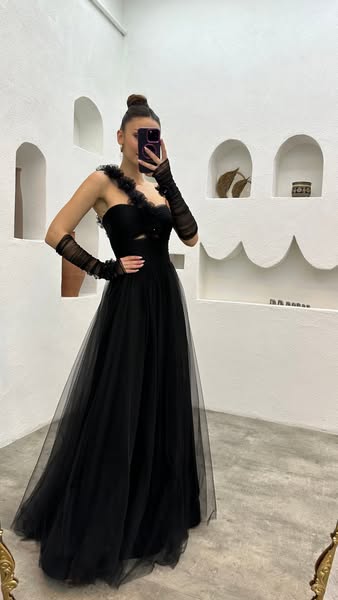 Black one sleeve floral tulle design evening dress €165.94