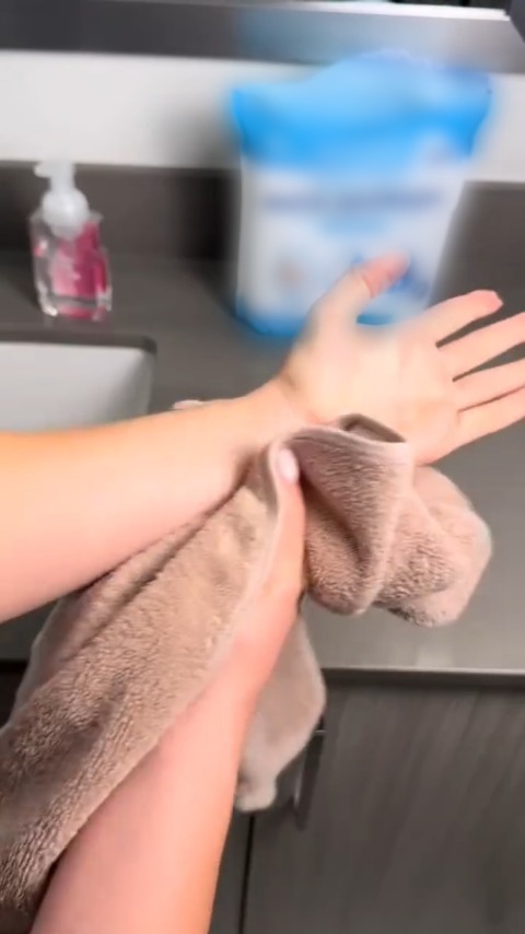 Freshness Anytime, Anywhere! Rinse-Free Bathing Wipes for Adults