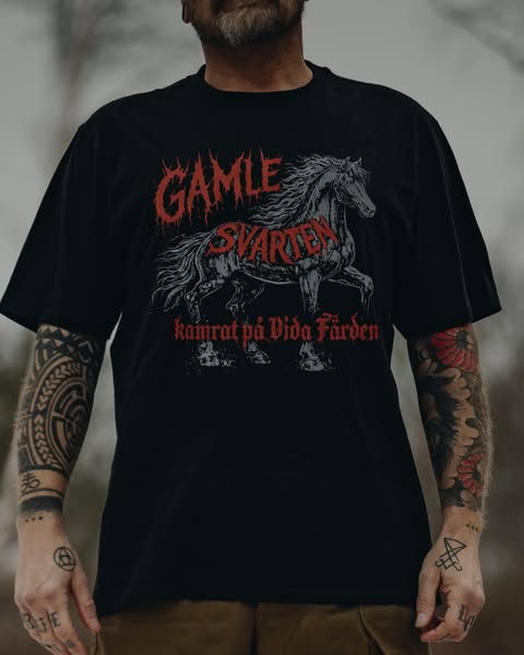 Gamle Svarten har skaffat bandtröja.