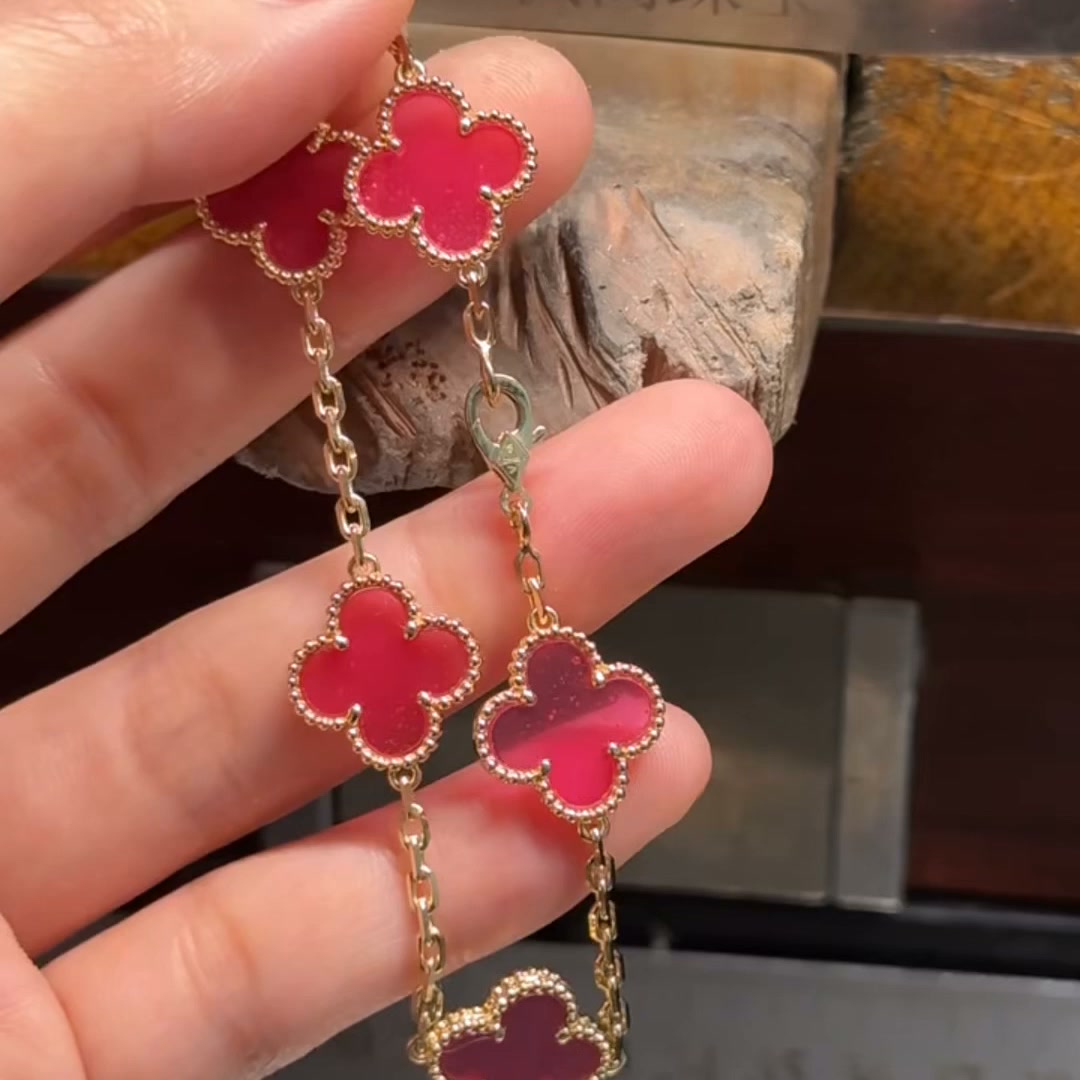 The new pink 5-motif clover bracelet is here