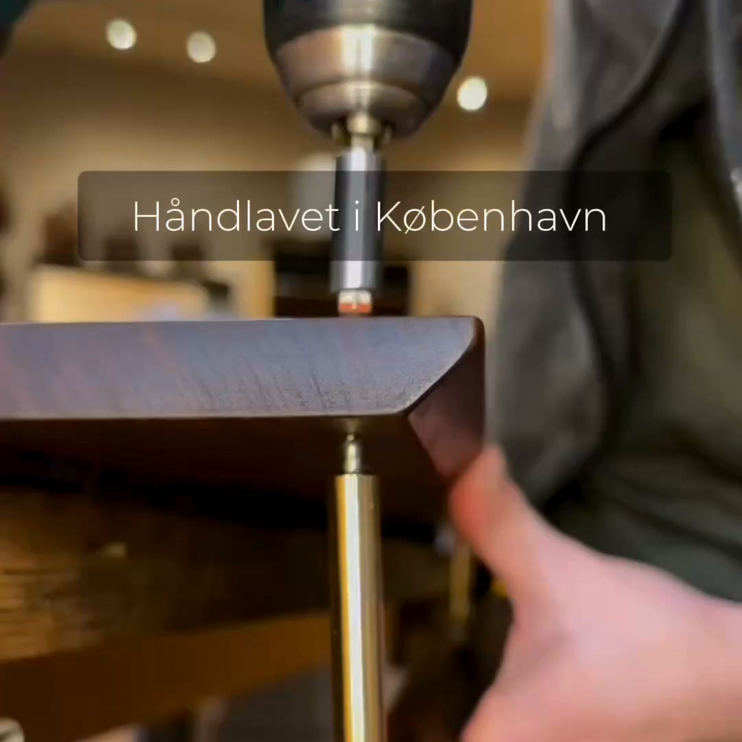 Massiv valnød til entréen.