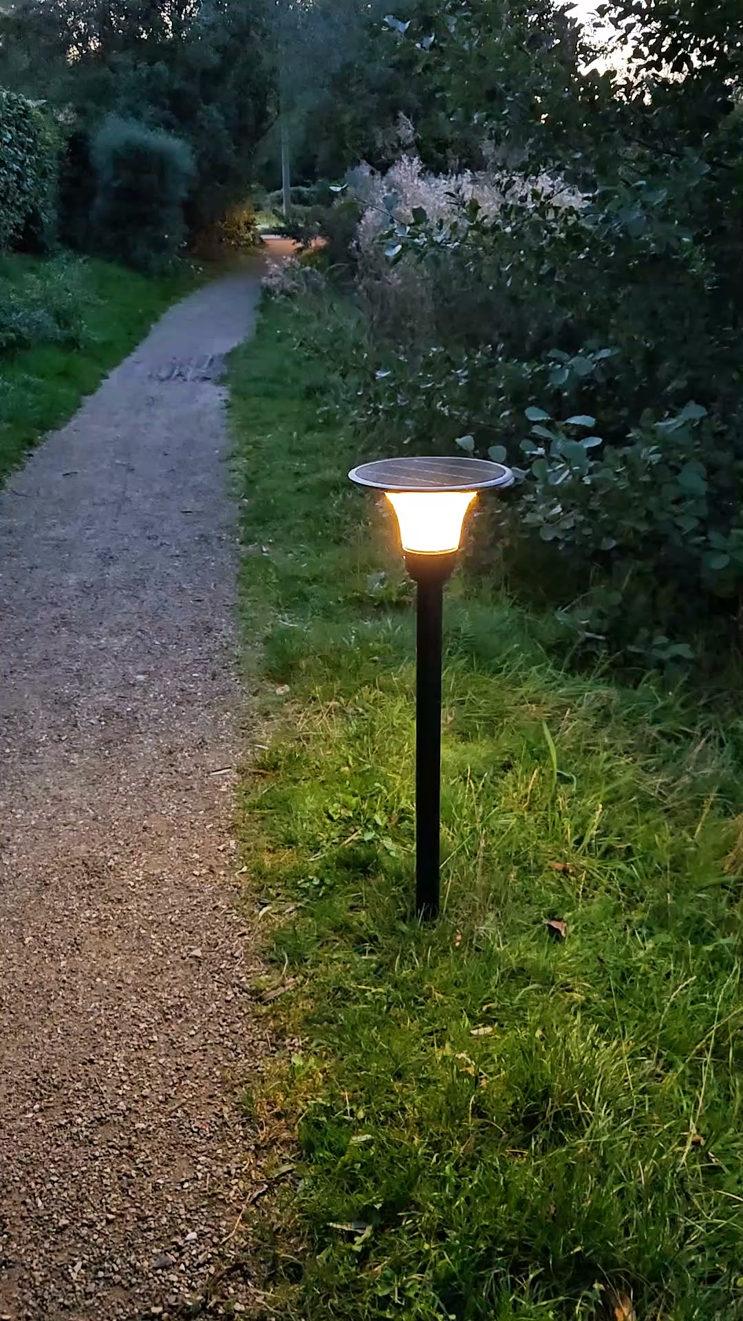 Stilren solcellslampa med varmvitt och mysigt ljus