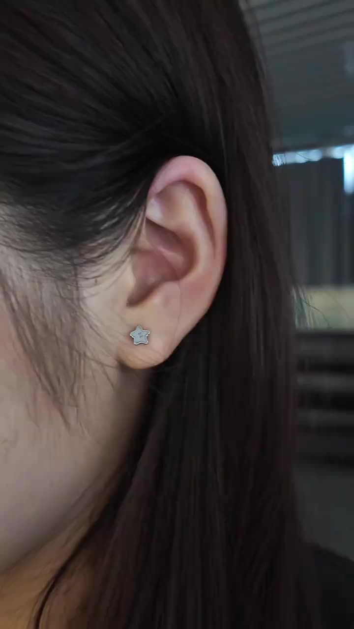 Clip-on Bluetooth earbuds