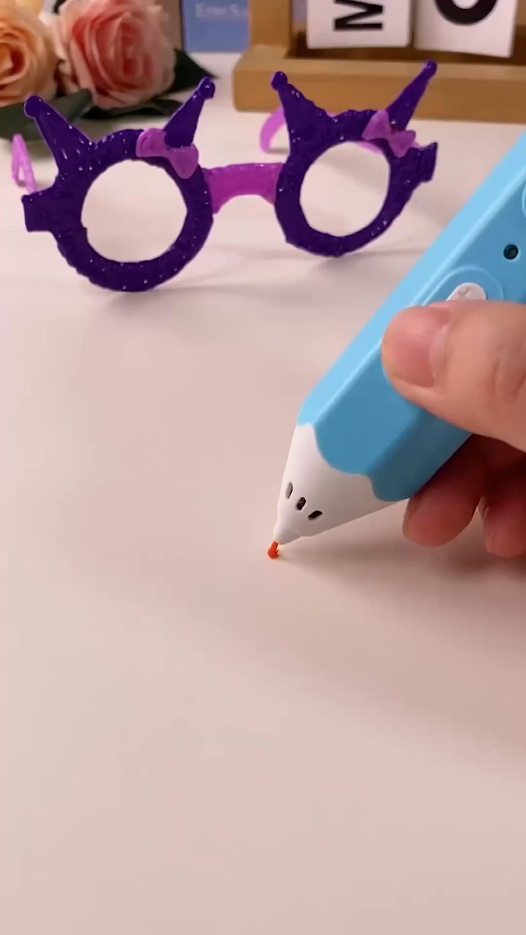 Dziecko buduje , tworzy odkrywa w 3D