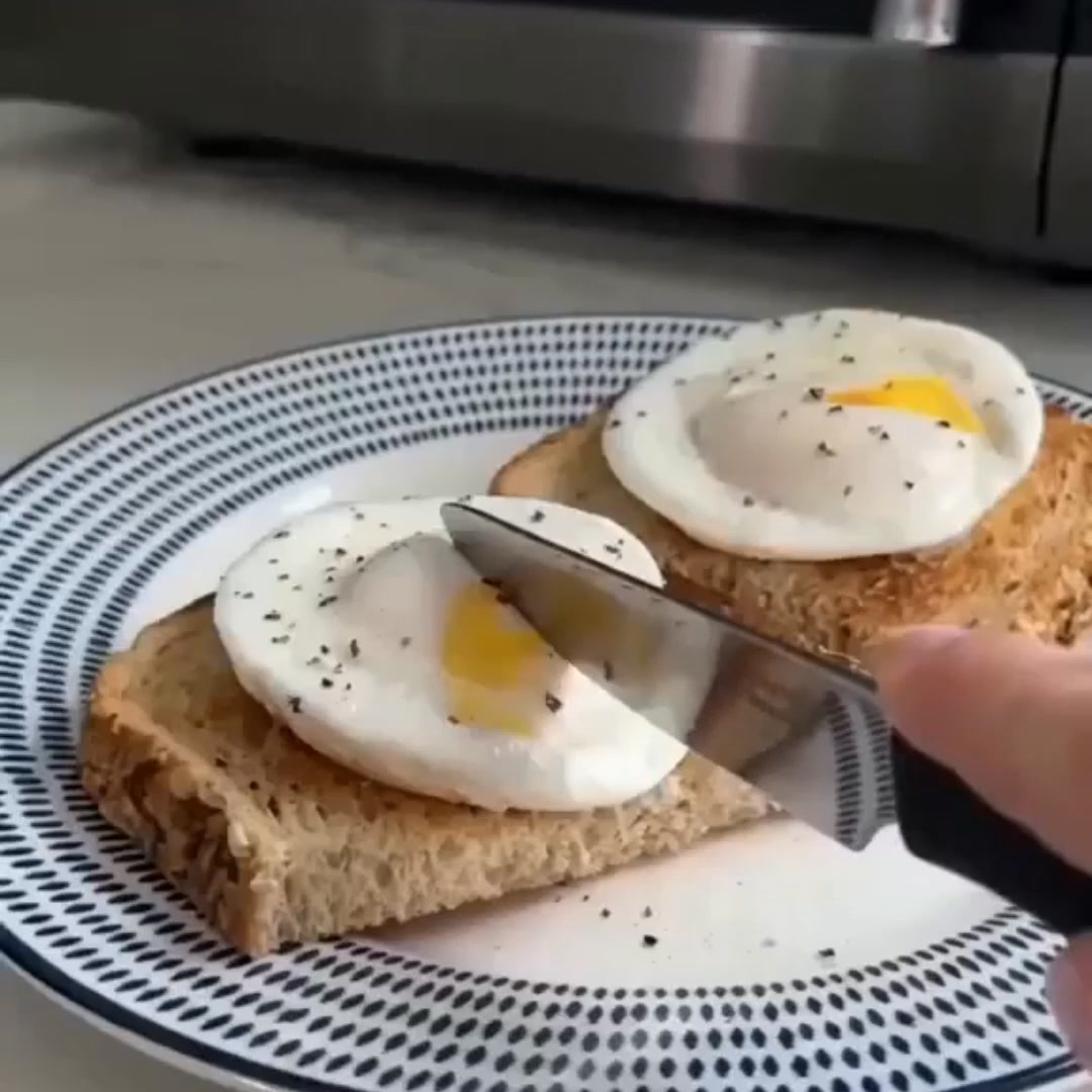 Eierkoker voor de magnetron met spatbestendig deksel.