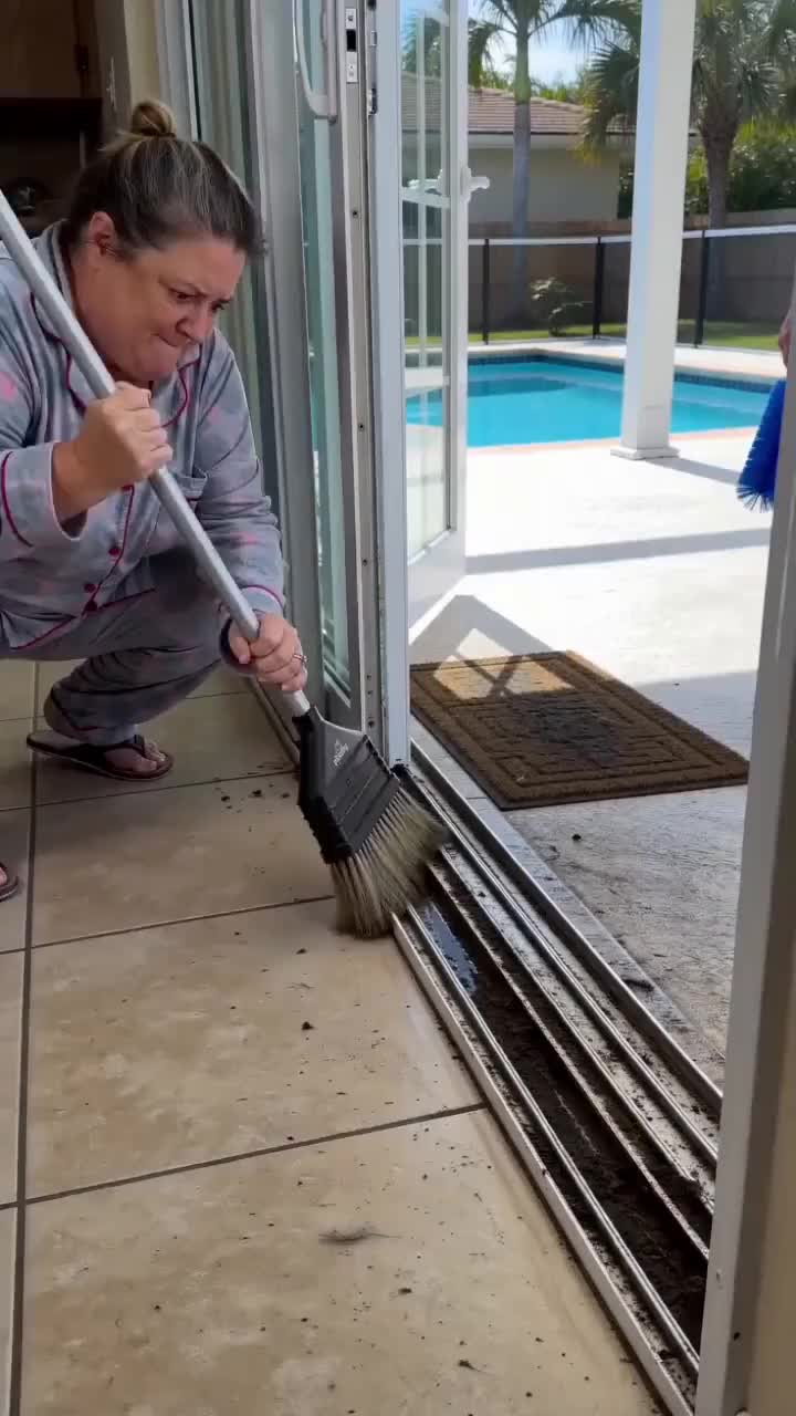 Fan cleaning brush