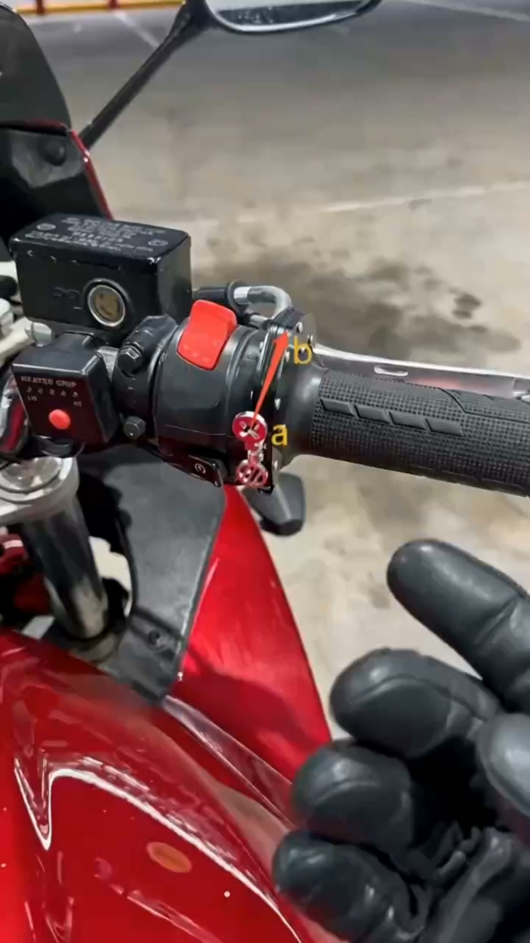 Gashåndtagsklemme til motorcykel