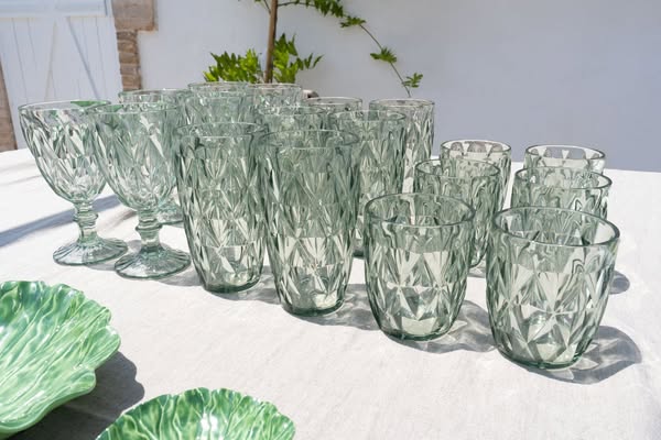 Service complet verres sculptés losanges en acrylique verte