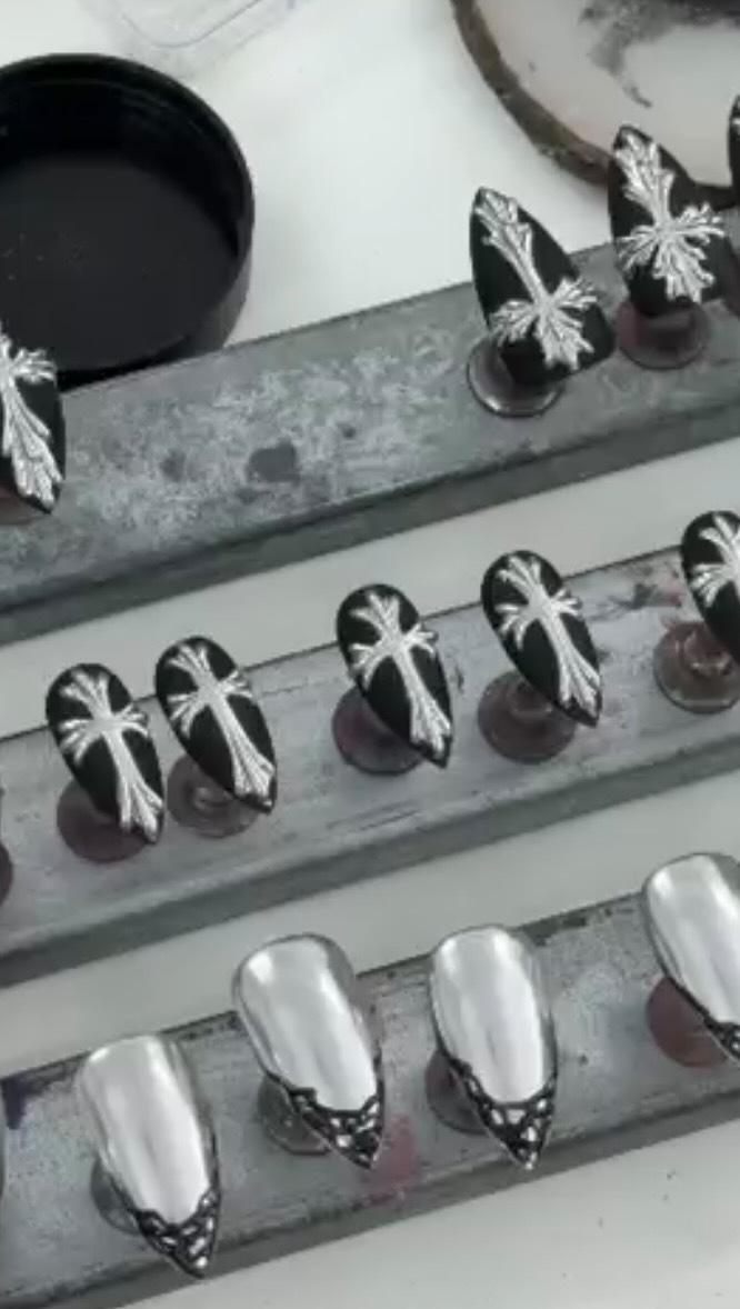 Anúncio de NELI Press-On NAILS