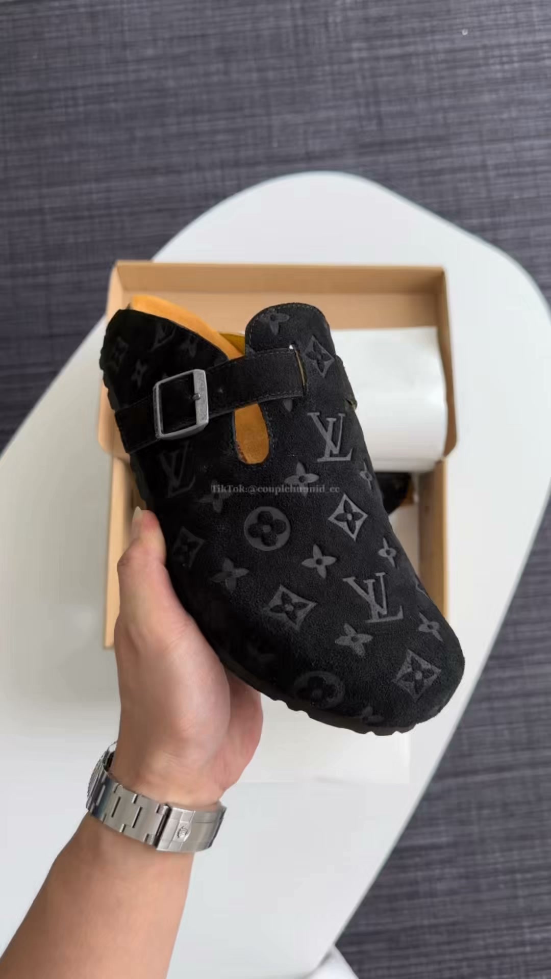 THE “LOOKS EXPENSIVE” CLOG