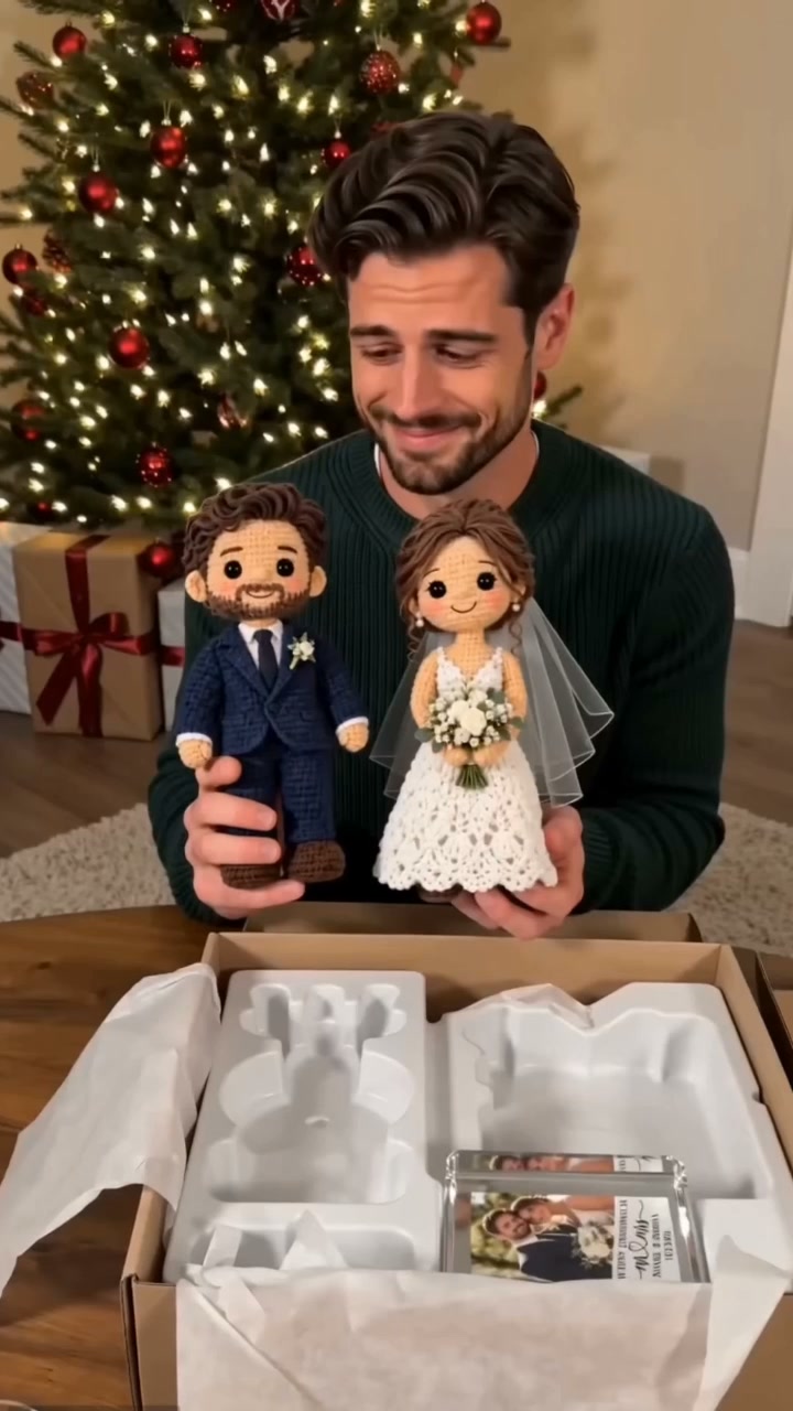 Personalized Couple Crochet Dolls With Acrylic Photo Frame