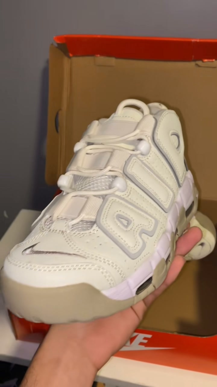 Iconic Air More Uptempo + 3 Free Socks