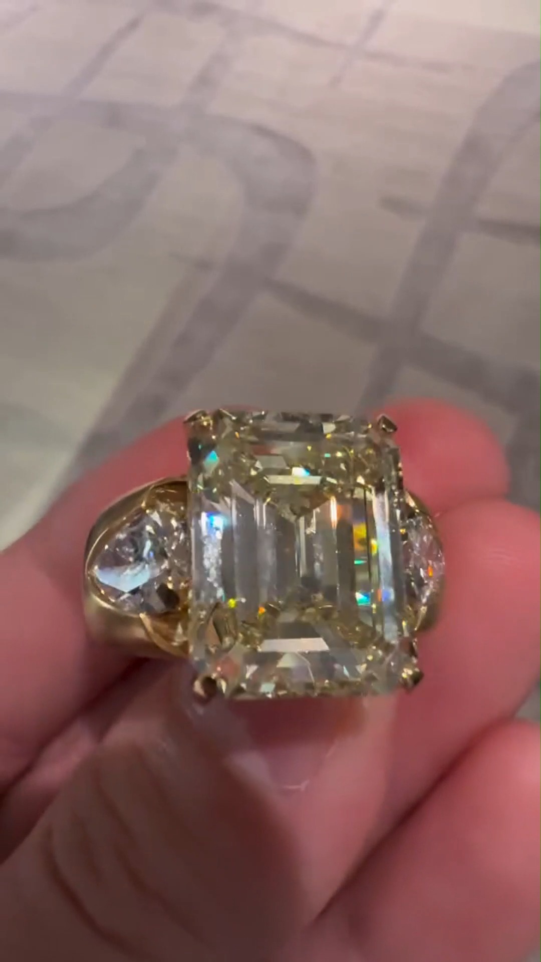Anúncio de TomJewel