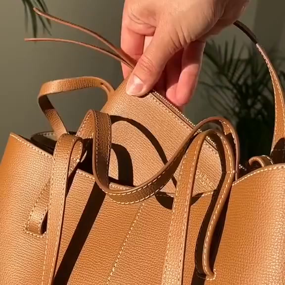 Eine Tasche, die deinen Look komplett macht Entdecke einer unserer beliebtesten Handtaschen und gönn dir ein neues Lieblingsstück.