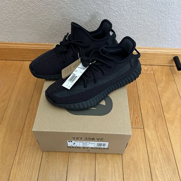 Click below to experience the 𝗬𝗘𝗘𝗭𝗬 𝟯𝟱𝟬 𝗩𝟮 that makes you “forget to take them off.” Your feet deserve this everyday luxury.