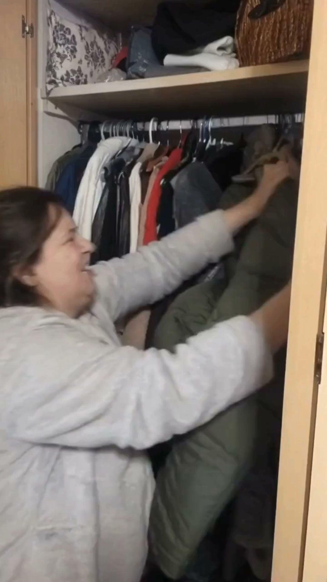 Organizador de perchas para un armario ordenado